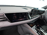 助手席用の10.9インチのMMIパッセンジャー ディスプレイ。走行中に運転手からディスプレイが見えないダイナミックプライバシーモードを搭載、運転手を気にせずさまざまなコンテンツを閲覧したり、ナビの操作が可能