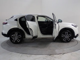 Honda独自のセンタータンクレイアウト 低床設計で床が低く また前席後席ドアも大きく開きますので 女性にもお子様にも一段と乗り降りがしやすいです。
