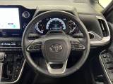 3本スポークステアリング!ステアリングスイッチ付!音量調整やメーター内インフォメーションの操作、全車速追従機能レーダークルーズコントロールの操作などが可能!ステアリングヒーター付!