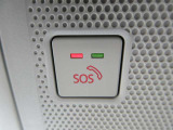 万が一の事故や急病時に心強いSOSコール。ボタン操作時やエアバッグ作動時に専門のオペレーターへ繋がり、警察・救急への通報やロードサービスの手配を迅速に行う、安心のコネクティッドサービスです。