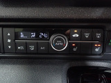 運転席からも手が届きやすく、操作しやすい空調コントロールパネル。オートエアコンなので操作の煩わしさが無くオールシーズン快適にドライブできます。快適空間で運転に集中できますね。