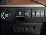 お車のキーはスマートキーです。キーを身につけた状態で車に近づき、ドアロックの解錠や施錠操作が出来ます。雨の日など両手がふさがっている時など、とっても便利ですね。