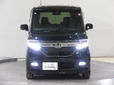 ハロゲンより明るく、より遠くまでさらなる安心感のあるLEDヘッドライトを採用。照射軸の上下方向を自動調整するオートレベリング機構、点灯忘れも防止できるオートライトコントロール機構付きです。