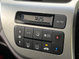 【オートエアコン】一度お好みの温度に設定すれば、車内の温度を検知し風量や温度を自動で調整。暑い&hellip;寒い&hellip;と何度もスイッチ操作をする必要はありません。快適な車内空間には必須の機能ですね♪