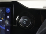 スマートキーを携帯していればキーを取り出さずにドアを施錠&解錠。クルマの始動も可能です。