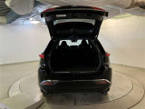 バックドアを上げた状態です。シートのアレンジ次第で荷室のスペースが広くなります!用途に合わせて快適な室内を!