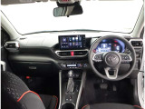 デザインもよく、居心地のよい運転席ですね。分かりやすいスイッチ類ですから操作もしやすく運転をサポートします。ぜひご来店いただき、実際にお座りいただいてステアリングを握ってみてください!