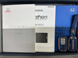 スマートキーは鍵をバッグに入れたままでもドアロックの開閉やエンジンのON・OFFができます。夜間や雨の日も鍵を探さなくて良いので便利です。