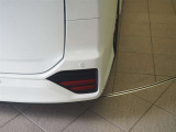 コーナーセンサーを車の前後に装備。障害物までの距離に応じて警告音を変えてお知らせ。縦列駐車時や駐車場・車庫などでの取り回しをサポートします。詳細は販売店スタッフまでおたずねください。