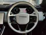 RANGEROVERのエレガントなステアリングはソフトレザーの握り心地の良いレザーを使用しています。