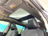 【パノラマムーンルーフ】大型のガラスルーフ搭載で車内の解放感が一気にアップ!開放的なドライブをお楽しみいただけます。