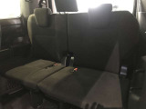 3列目シートは跳ね上げ式で折りたたみ可能です。キャンプ用品など大きな荷物もばっちり収納可能です!