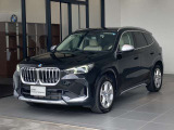 BMW X1 xDrive20i xLine。SUVらしい使いやすさと洗練されたデザインを兼ね備え、日常からロングドライブまで幅広く活躍する一台です。