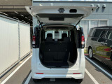 バックドアは大きく開きます。定員乗車時でも十分広いラゲッジスペースを確保しています