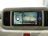 パノラミックビューモニター付きです。車両を上から見たような映像をディスプレイオーディオ画面に表示。運転席からの目視だけでは見にくい、車両周辺の状況をリアルタイムでしっかり確認できます。