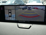 360&deg;ビューモニターは、車両周囲の状況をモニターで確認できる安全装備です。駐車時や狭い場所での運転時に役立ち、運転に不慣れな方でも安心して操作できるようにサポートしてくれます。