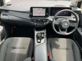 ますますドライブが楽しくなる、明るく開放的な運転席まわりです。