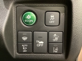 Hondaセンシング用の、VSA(ABS+TCS+横滑り抑制)解除と路外逸脱抑制機能のオンオフスイッチなどはハンドルの右側に装備しています。燃費に役立つECONボタンもここです。