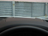 運転視界の遠方上方に虚像を投影することで前を見ながら情報の視認ができます。本当にドライバーが必要な情報を適切に伝え、楽しんで頂くことを考えた新世代装備です。※虚像は2.6m前方に浮かぶイメージです。
