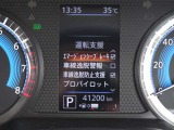 中央の液晶表示で車両設定や各種機能の設定が出来ます。
