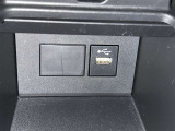 充電用USB端子付き。スマートフォンなどの充電に便利です。