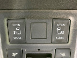 【両側パワースライドドア】スマートキーや運転席のスイッチで後席両側スライドドアの開閉が可能♪電動だから力を入れてドアを開ける必要が無く、小さなお子様でも簡単に開け閉めでき快適です♪