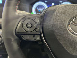 ステアリングスイッチ付きで、運転中に視線を前に向けたまま操作できます。