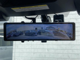 【デジタルインナーミラー】車両後方カメラの映像をミラーに映すことが出来ます。 そのため、後席に人や荷物があって後方が見えづらい場合でもしっかり視界を確保することが出来ます。