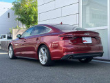 どの角度から見てもすぐに「Audi」だと分かり、時間が経っても古さを感じません。Audiの哲学であるタイムレスなデザインをすべての車に採用しています。