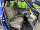 運転席まわりには十分なスペースがあり、大柄な方でもゆったり運転していただける環境です。