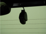 ◆リアにもドライブレコーダーを装備しております◆映像・音声などを記録する自動車用の装置です。もしもの事故の際の記録はもちろん、旅行の際の思い出としてドライブの映像を楽しむことができます。