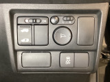 左側電動スライドドアは運転席からでも操作ができるように、ハンドル付近に開閉の操作スイッチが付いています。またVSA解除スイッチを装備しています。