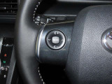 ステアリングスイッチ付きで、運転中に視線を前に向けたまま操作できます。