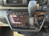 オートエアコンでパネルタッチするだけで操作が可能です(^^)☆AUTOにすれば簡単に車内の空調を快適に調整してくれます♪嬉しいシートヒーター付き(^^)