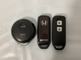 スマートキーを装備しています。鍵を差し込むことなくドアロックの開け閉めと、スタートボタン操作でのエンジンスタートができます。加えて、純正リモコンエンジンスターター用の操作キーもついています。