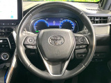 インテリアに合わせたデザインのステアリングは、運転される方のことも考え、運転しやすい形状、大きさです。是非一度、実際に触ってお確かめください。