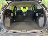 積み下ろしのしやすいデッキにはたっぷりと荷物を積み込んでいただけます。遊びから仕事まで、様々なシーンで頼れます♪