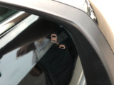 【ブラインドスポットインフォメーション】走行中に、斜め後ろの車を検知すると、ドアミラーのマーク点灯にてお知らせします。