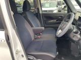 適度なホールド感と快適な座り心地の運転席シートまわり!