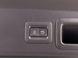 【パワーバックドア】スマートキーや運転席のボタンを押すだけでリアゲートが自動で開閉します!荷物を持っている時や、高い位置にあるバックドアを閉める際に便利な機能です♪