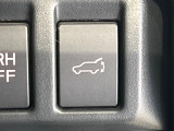 【パワーバックドア】スマートキーや運転席のボタンを押すだけでリアゲートが自動で開閉します!荷物を持っている時や、高い位置にあるバックドアを閉める際に便利な機能です♪