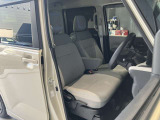 運転席まわりです。運転席からの視界が左右に広く隅々まではっきりと見渡せます!クルマの前端も把握しやすく安心して運転できます!