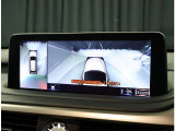パノラミックビューモニター。車両を上から見たような映像を表示。運転席から目視しにくい車両周囲の状況をリアルタイムで確認できます。