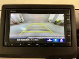 リバースギアに入れるだけで後方の表示へ切り替わります。夜間や雨の日の駐車も楽になりますよ。