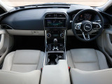 JAGUARの『XE』を認定中古車でご紹介!クルーズコントロール、衝突軽減、純正19インチアルミ、12.3インチドライバーズディスプレイ、シートヒーター、デジタルインナーミラー、パワーテールゲート