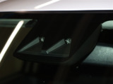 ステレオカメラで車(作動域4〜80km)昼歩行者(作動域4〜50km)において、運転者による回避行動が無い場合に衝突被害軽減緊急ブレーキが作動します※システムだけに頼らず安全運転を心掛けて下さい