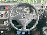 インテリアに合わせたデザインのステアリングは、運転される方のことも考え、運転しやすい形状、大きさです。是非一度、実際に触ってお確かめください。