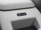リアシートにもシートヒーターを装備。4席全てで独立した調整が可能です。