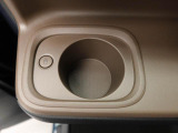 カップホルダーは運転席や助手席からちょうど手の届く位置です!!