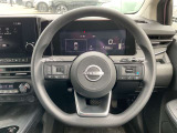 ハンドルには、ステアリングスイッチ付き。プロパイロット機能も付いて長距離ドライブも快適!車両の設定も手元で楽に変更できます。
